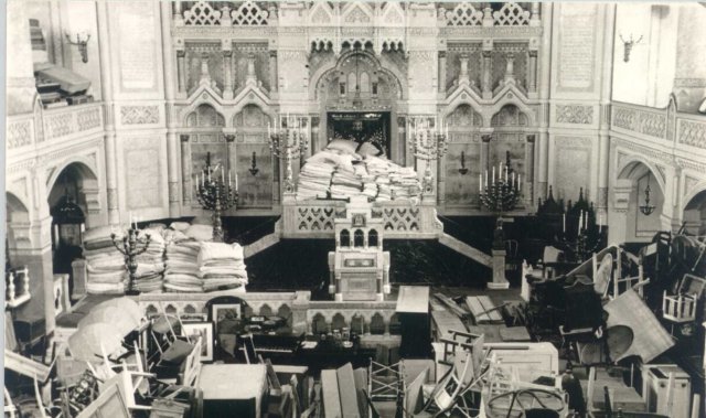 A szegedi zsinagóga karzata a zsidók holmijainak raktáraként 1944 nyarán (Forrás: MZSL)
